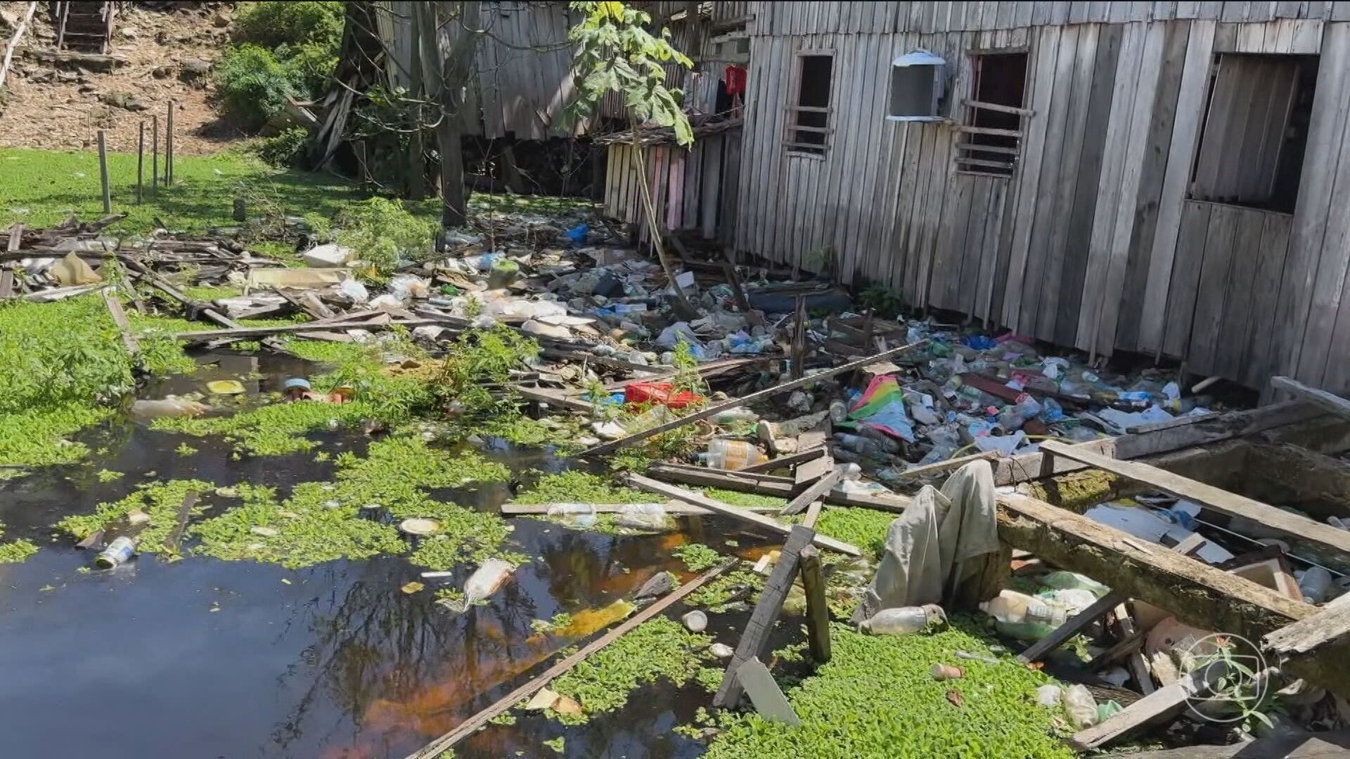 Cheia prolongada dos rios no Amazonas expõe moradores a doenças transmitidas pela água contaminada