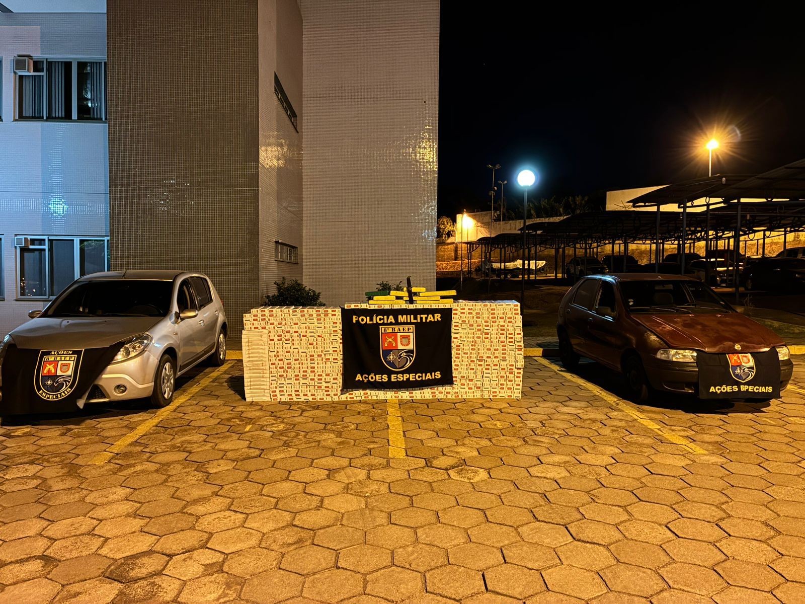 Polícia apreende maços de cigarro e prende dupla suspeita de tráfico internacional de drogas e contrabando 