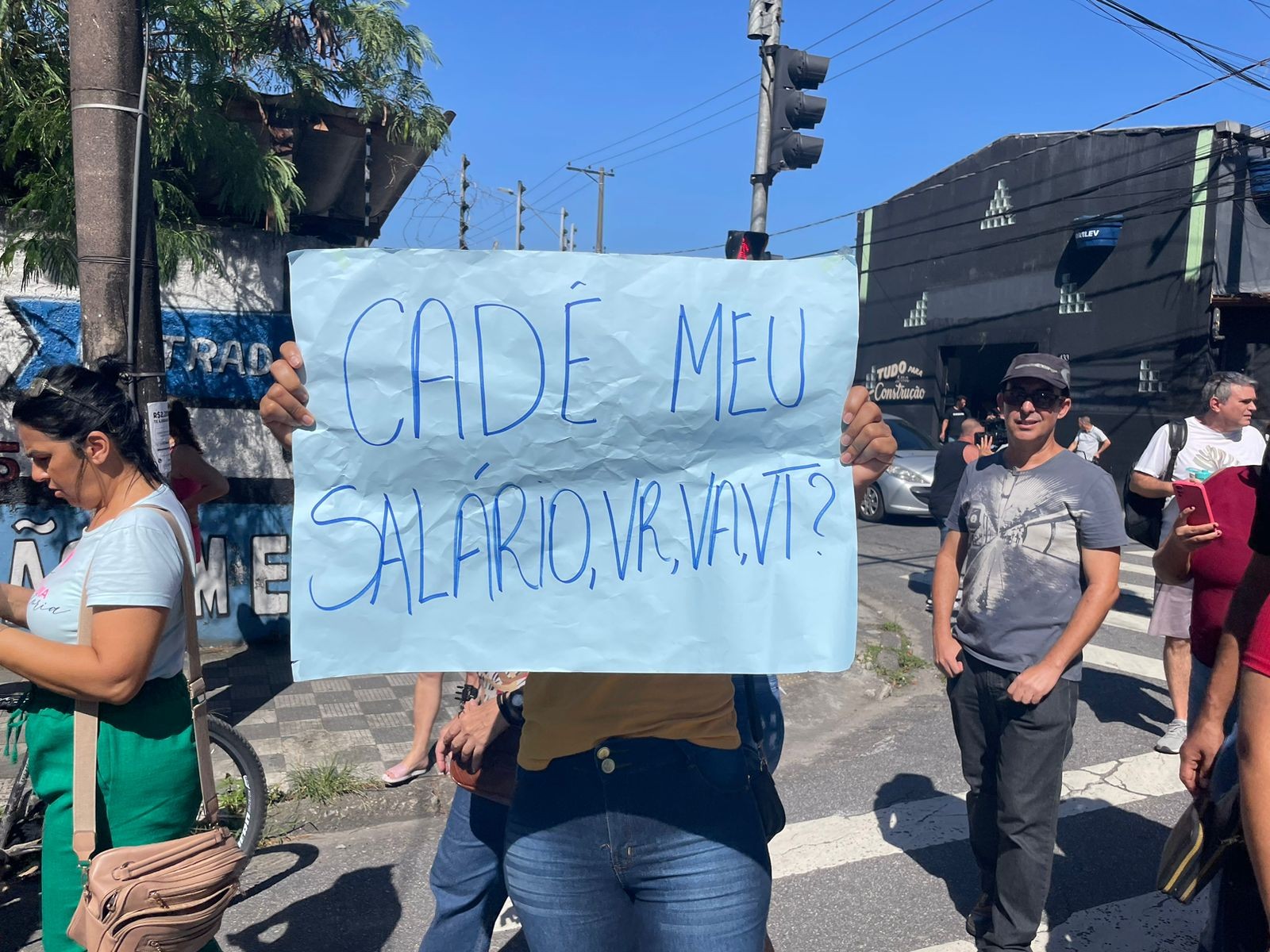 Funcionários da limpeza protestam após Prefeitura de Cubatão encerrar contrato com terceirizada