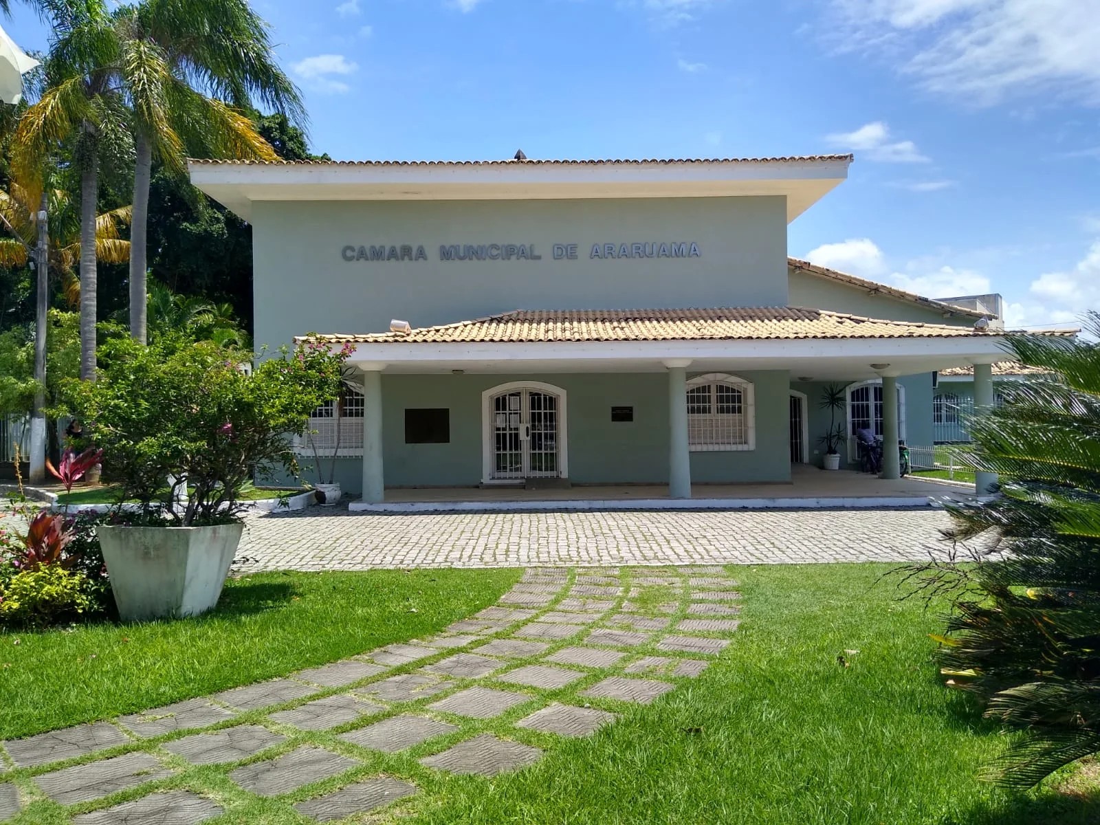 Presidente da Câmara de Araruama é alvo de buscas por suspeita de mandar matar dono de farmacêutica