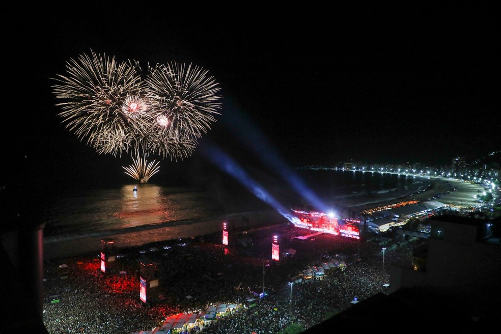 Fogos após o show de Lady Gaga em Copacabana — Foto: Alexandre Macieira | Riotur