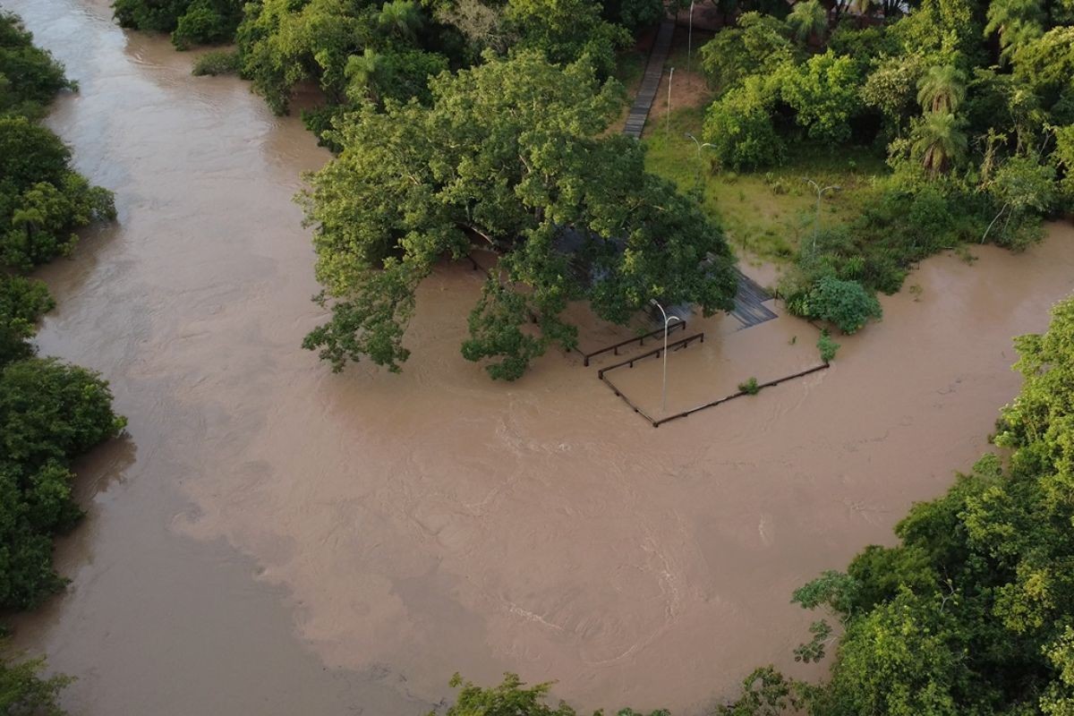 Tempestade deixa famílias isoladas, pontes destruídas e ruas alagadas em Corguinho; veja vídeo