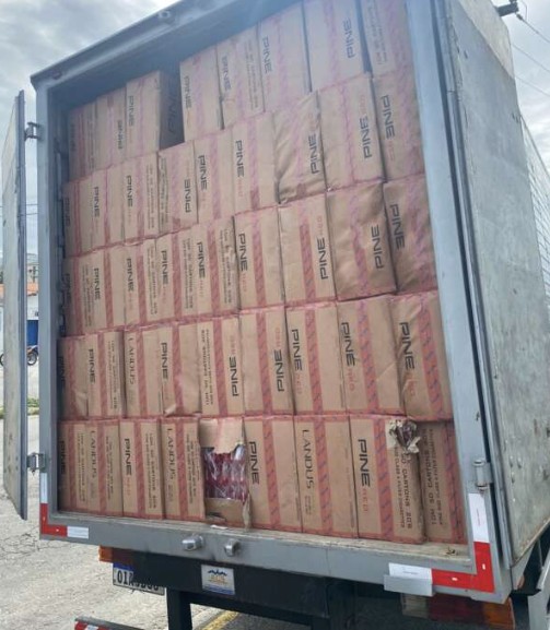 Carga com 450 caixas de cigarros contrabandeados é apreendida e dois suspeitos são preso no Ceará