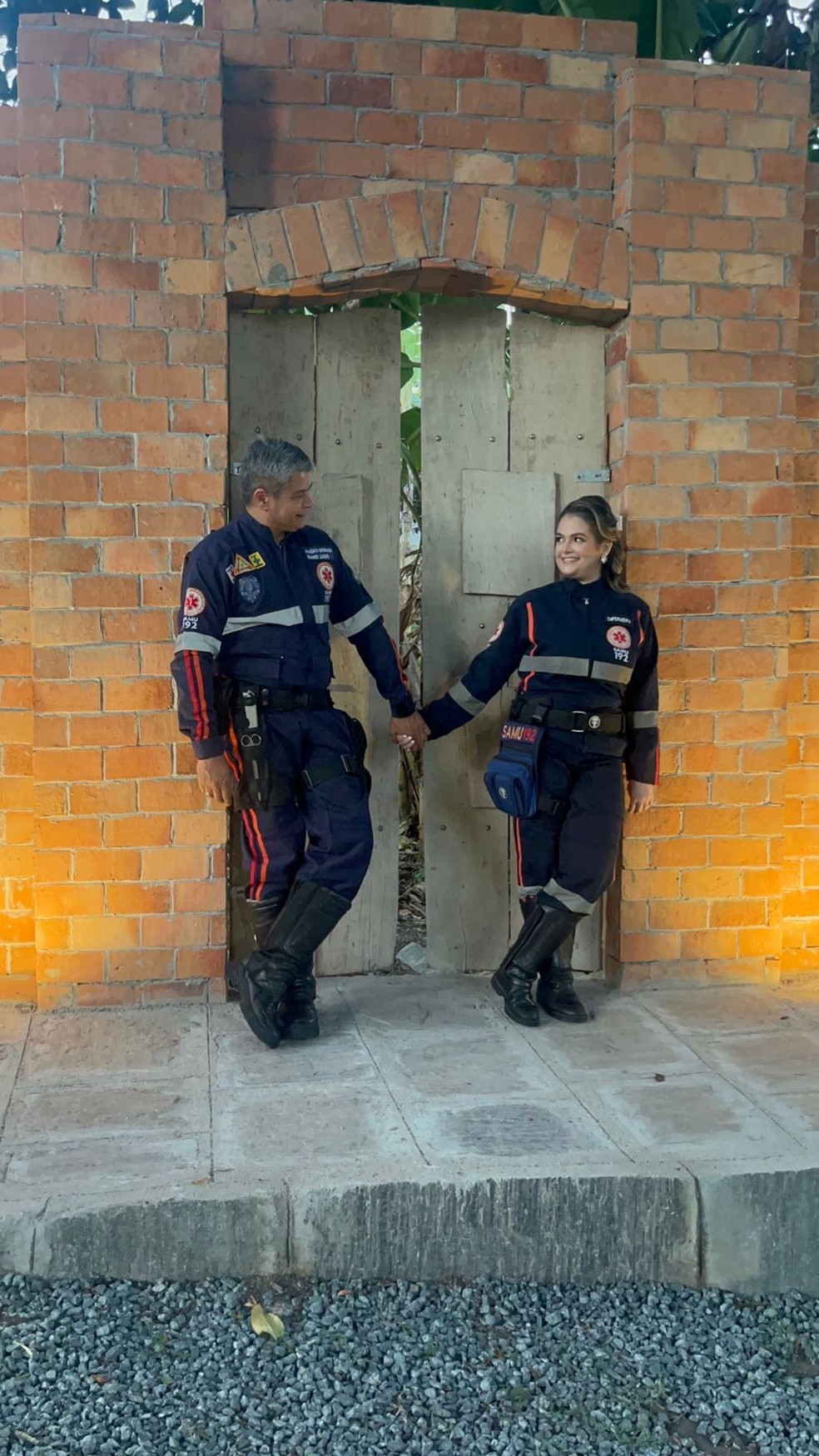 Para marcar o amor pela profissão e um pelo outrro, casal paraibano usou fardamento do Samu no ensaio pré-casamento. — Foto: Arquivo pessoal/Rayanna Suylla