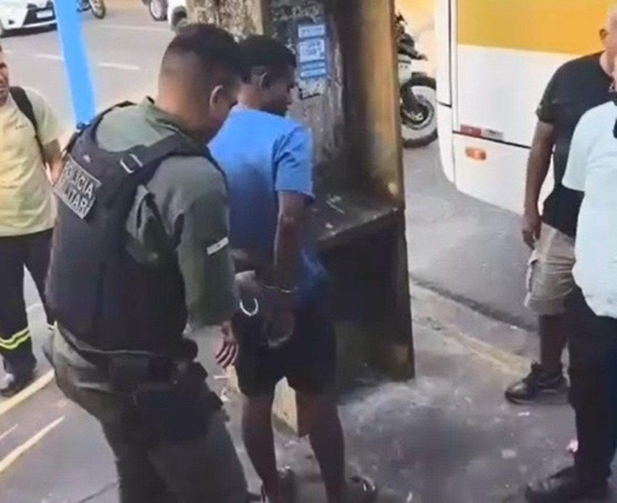 Homem é preso após ser flagrado se masturbando dentro de ônibus no Recife; VÍDEO