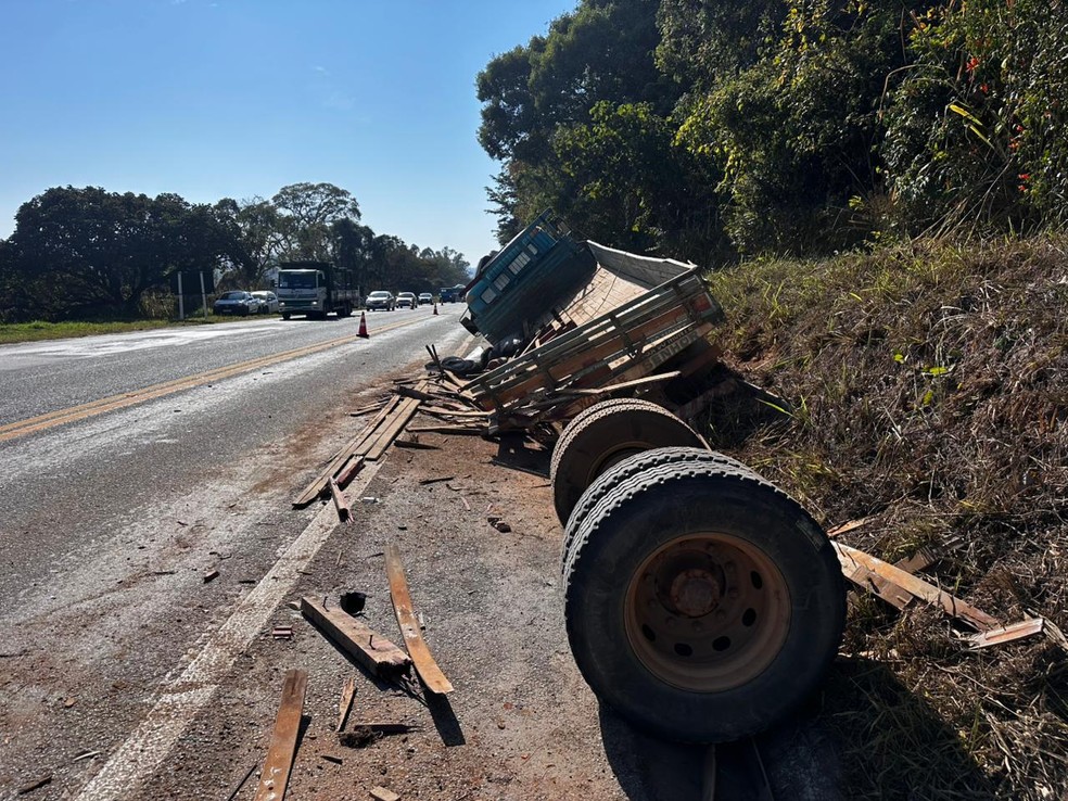 Rodas se soltaram de caminhão após colisões na MG-050, em São Sebastião do Oeste — Foto: PMRv/Divulgação