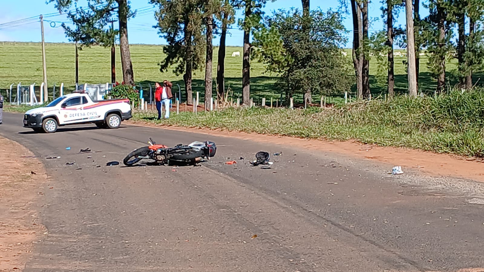 Colisão entre motocicleta e carro deixa duas pessoas feridas em estrada vicinal, em Regente Feijó