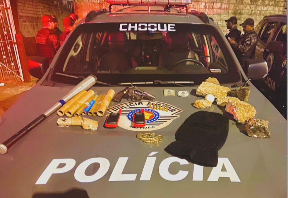 Revólver, pedras e taco de beisebol foram apreendidos com torcedores do Cruzeiro — Foto: Divulgação