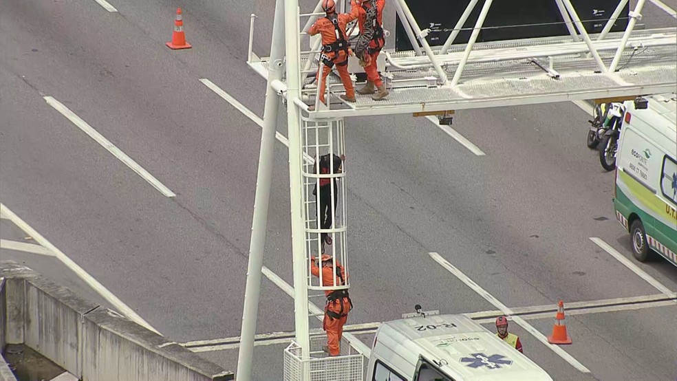 Homem acessa indevidamente a Ponte Rio-Niterói e precisa ser socorrido pelos bombeiros — Foto: Reprodução/TV Globo