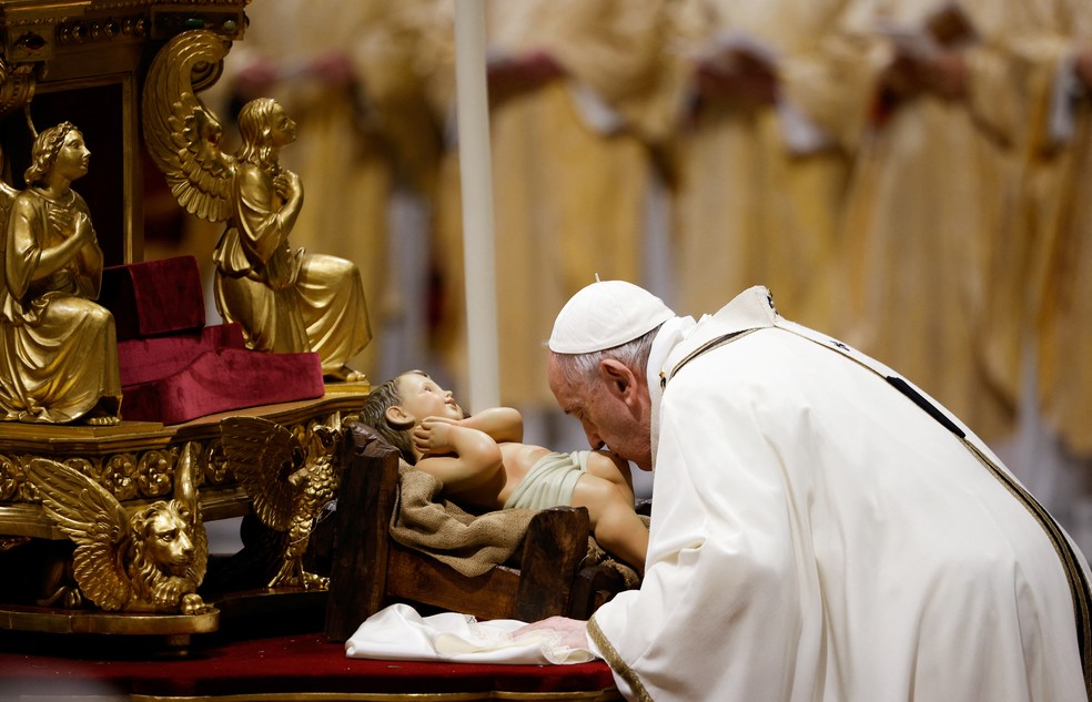 Papa Francisco celebra a Missa do Galo no Vaticano — Foto: Guglielmo Mangiapane/reuters
