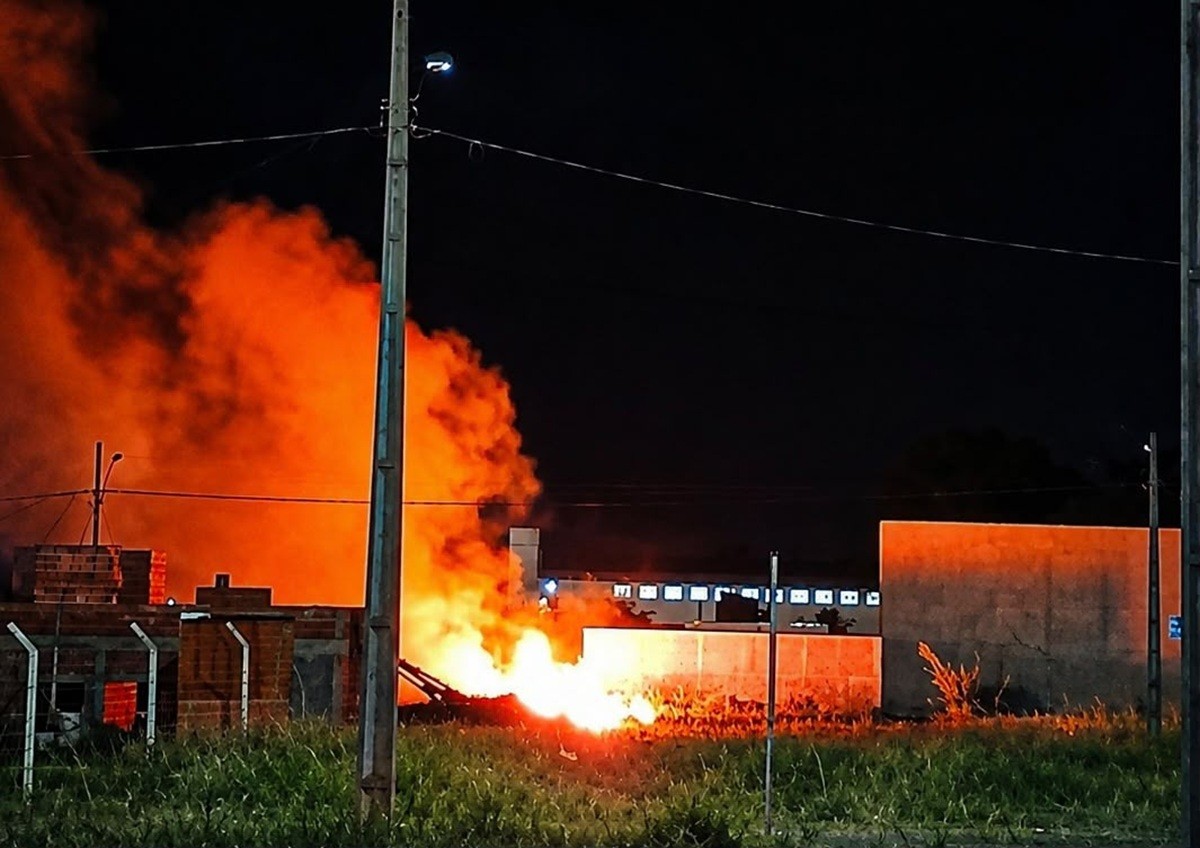 Sistema de monitoramento da Defesa Civil detecta incêndio em área de vegetação em Indiana