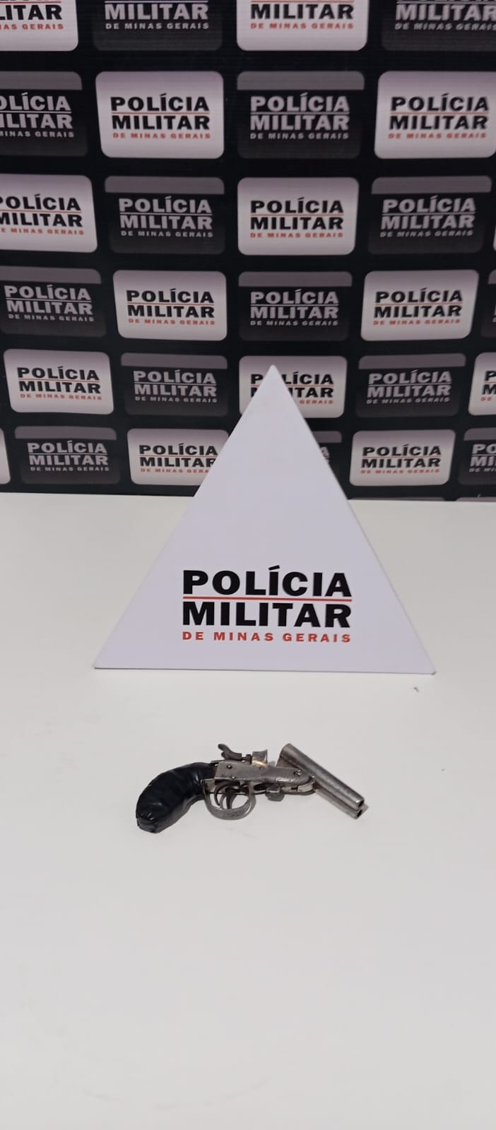 Homem é preso por porte ilegal de arma e por pilotar moto sem habilitação em Timóteo