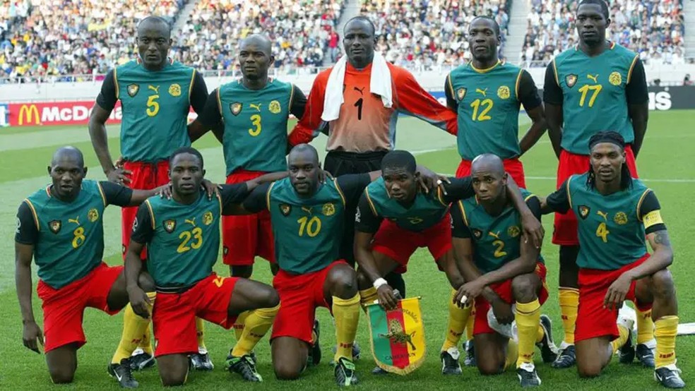 Foto da seleção de Camarões na Copa do Mundo de 2002. — Foto: Getty Images