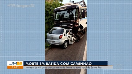 Motorista de carro bate de frente com caminhão em rodovia e morre