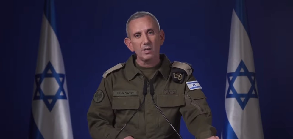 Porta-voz do Exército de Israel durante pronunciamento no qual disse que militares mataram três reféns por engano.  — Foto: Reprodução
