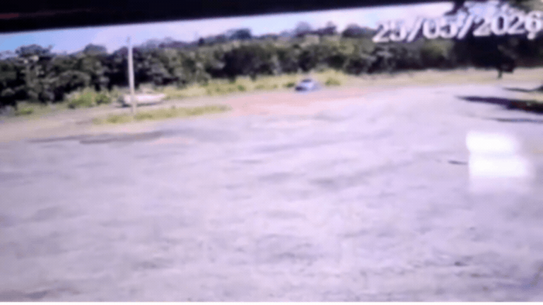 Carro atravessa rodovia mineira durante fluxo intenso e bate em caminhonete; VÍDEO