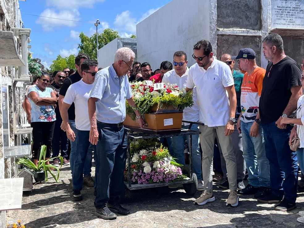 Familiares se despedem de farmacêutico morto a tiros em Aracaju. — Foto: Leonardo Barreto/ TV Sergipe
