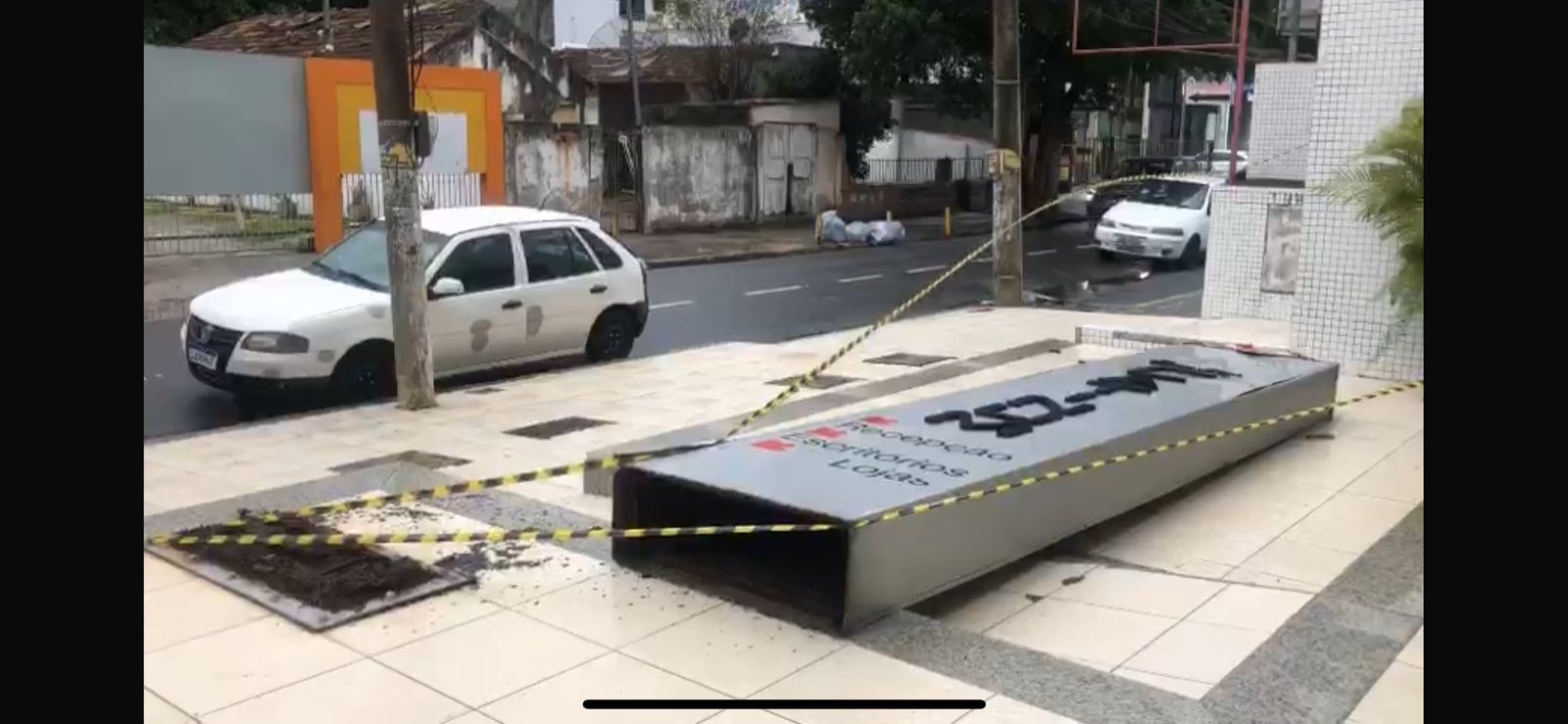 Homem fica ferido após ser atingido por placa em Campos