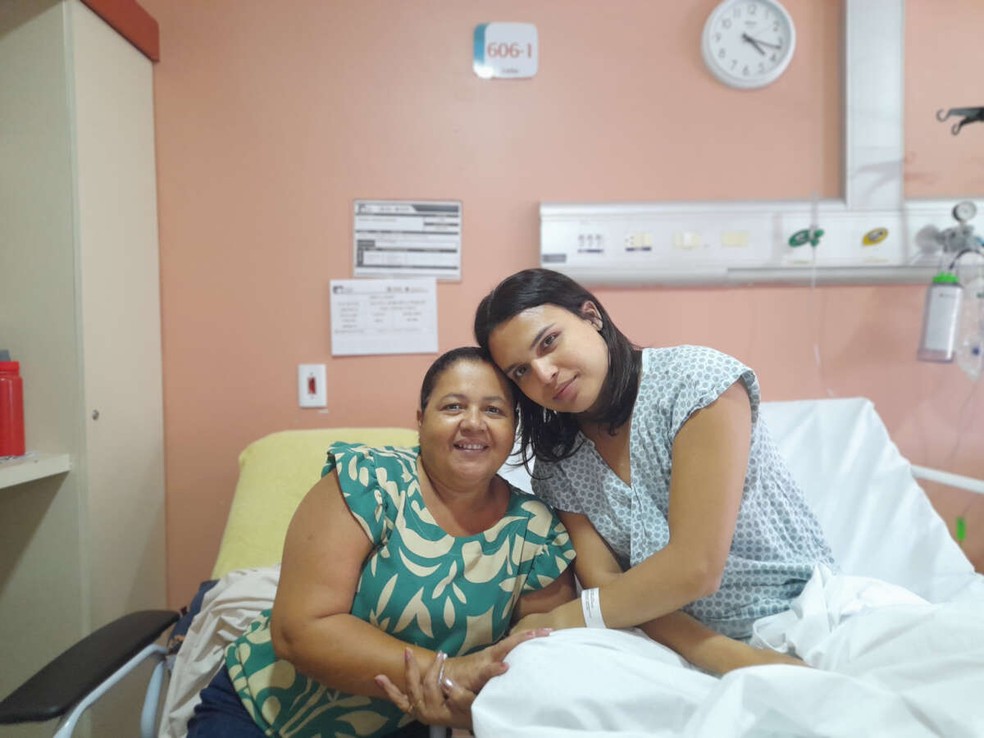 Davina com a mãe durante o processo da cirurgia. — Foto: Sesa/Reprodução