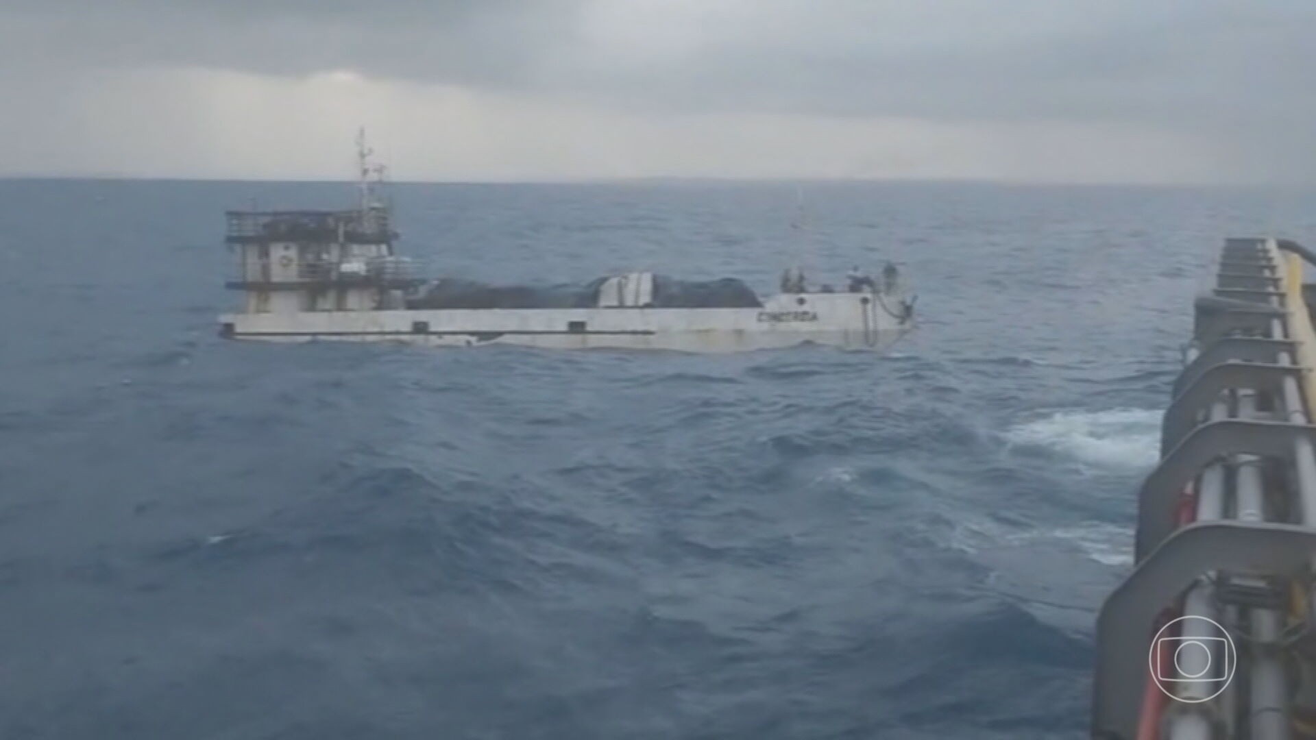 Comandante de navio que naufragou em Pernambuco mandou mensagens para esposa avisando sobre problemas no barco