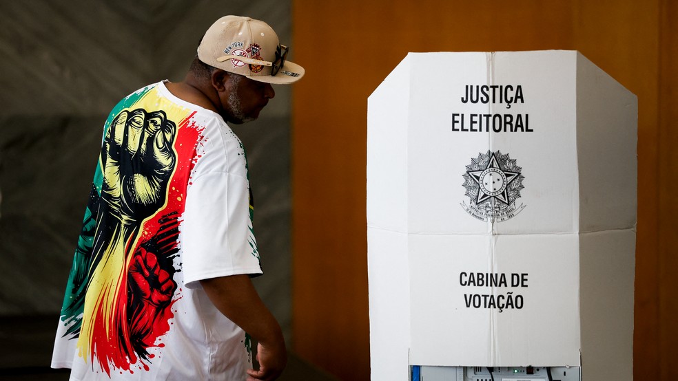 Brasileiro que vive em Portugal vota em seção eleitoral de Lisboa, no dia 25 de outubro de 2026 — Foto: Filipe Amorim/AFP
