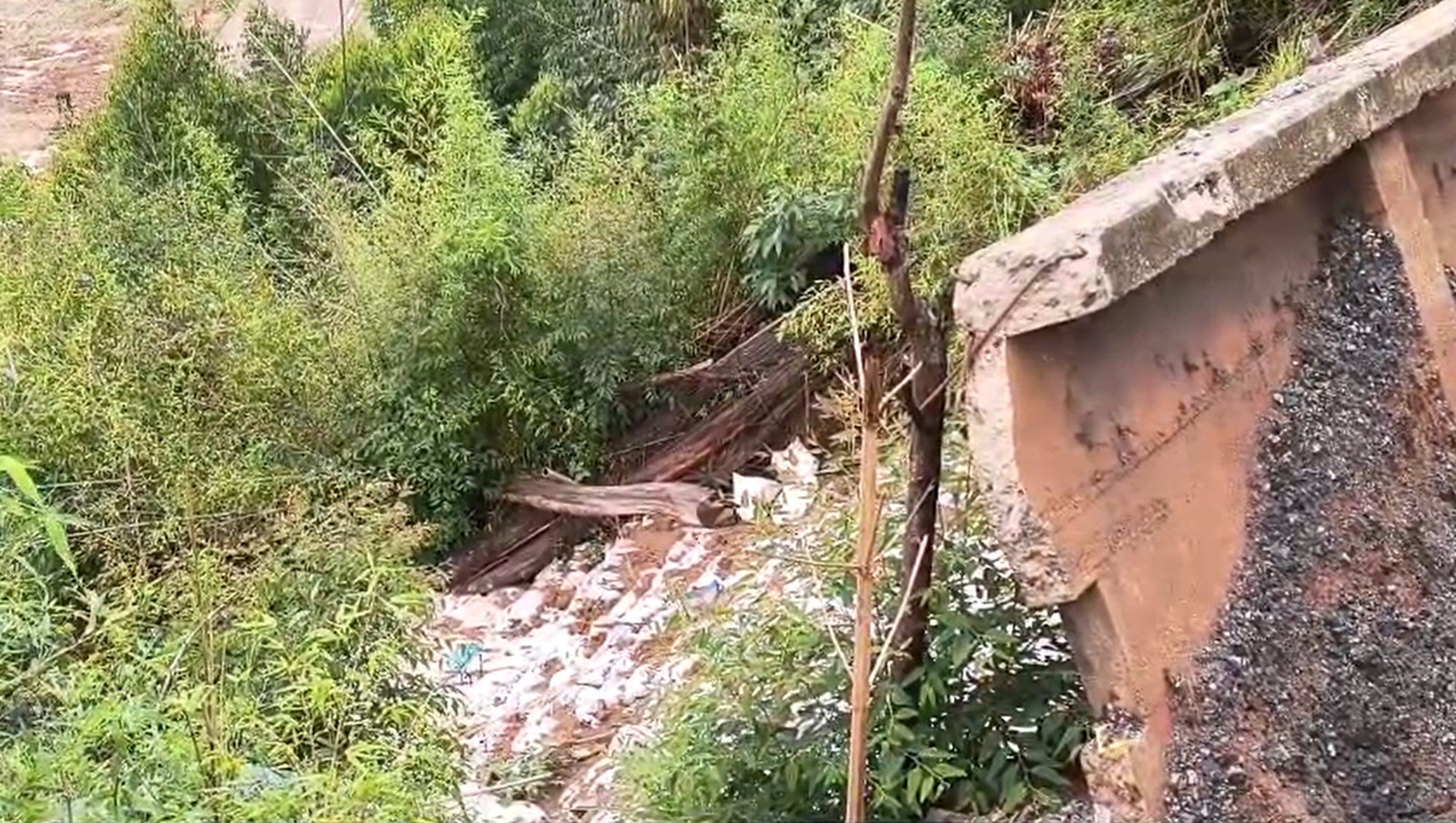 Chuva volta a preocupar moradores em rua que ganhou muro de contenção em junho, em Teresópolis