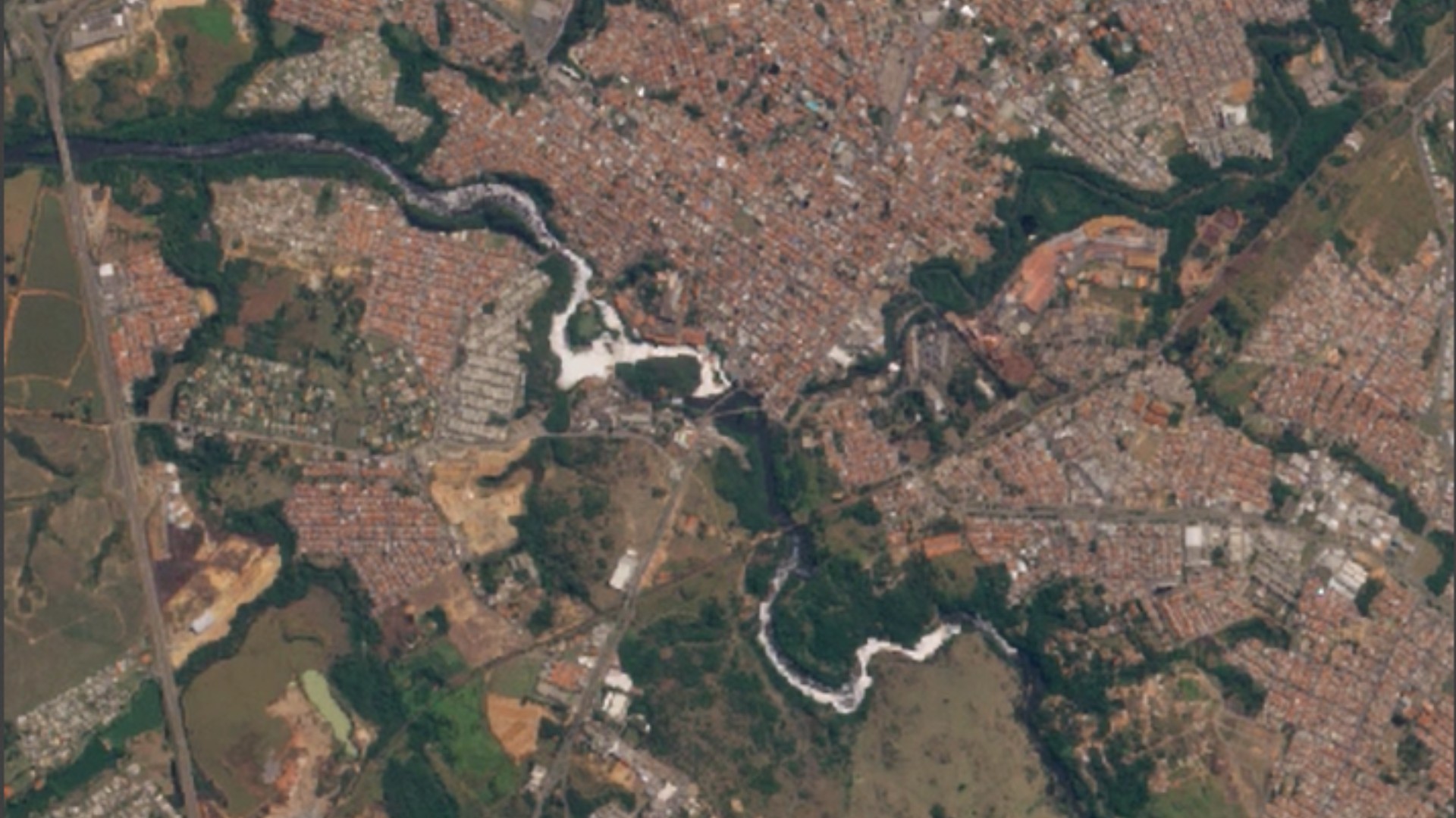 Imagens de satélite mostram surgimento de espuma tóxica no Rio Tietê em Salto; vídeo