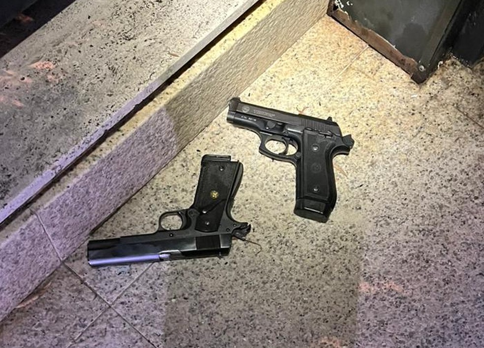 Duas armas apreendidas que estavam com empresário, segundo a polícia. Ao lado marcas dos disparos — Foto: Reprodução/Redes sociais