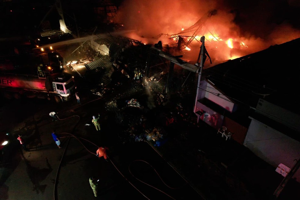 Incêndio loja Cairu em Pimenta Bueno — Foto: Corpo de Bombeiros/Reprodução 