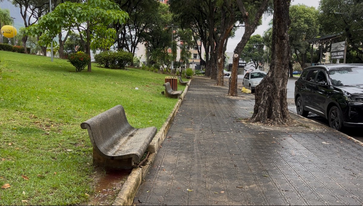 Homem em situação de rua é morto a facadas na Praça da Catedral em Governador Valadares