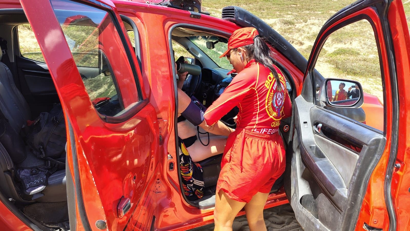 Gaúcha sofre princípio de desmaio em trilha e é resgatada por bombeiros em Jericoacoara