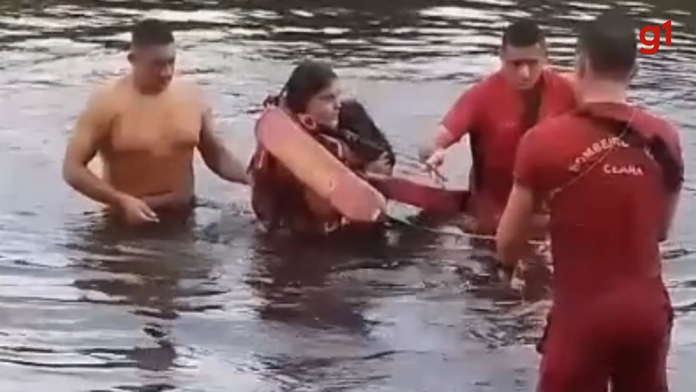 Corpo de Bombeiros auxiliou a tirar mulher e cachorro do rio, no Ceará. — Foto: PMCE/Reprodução