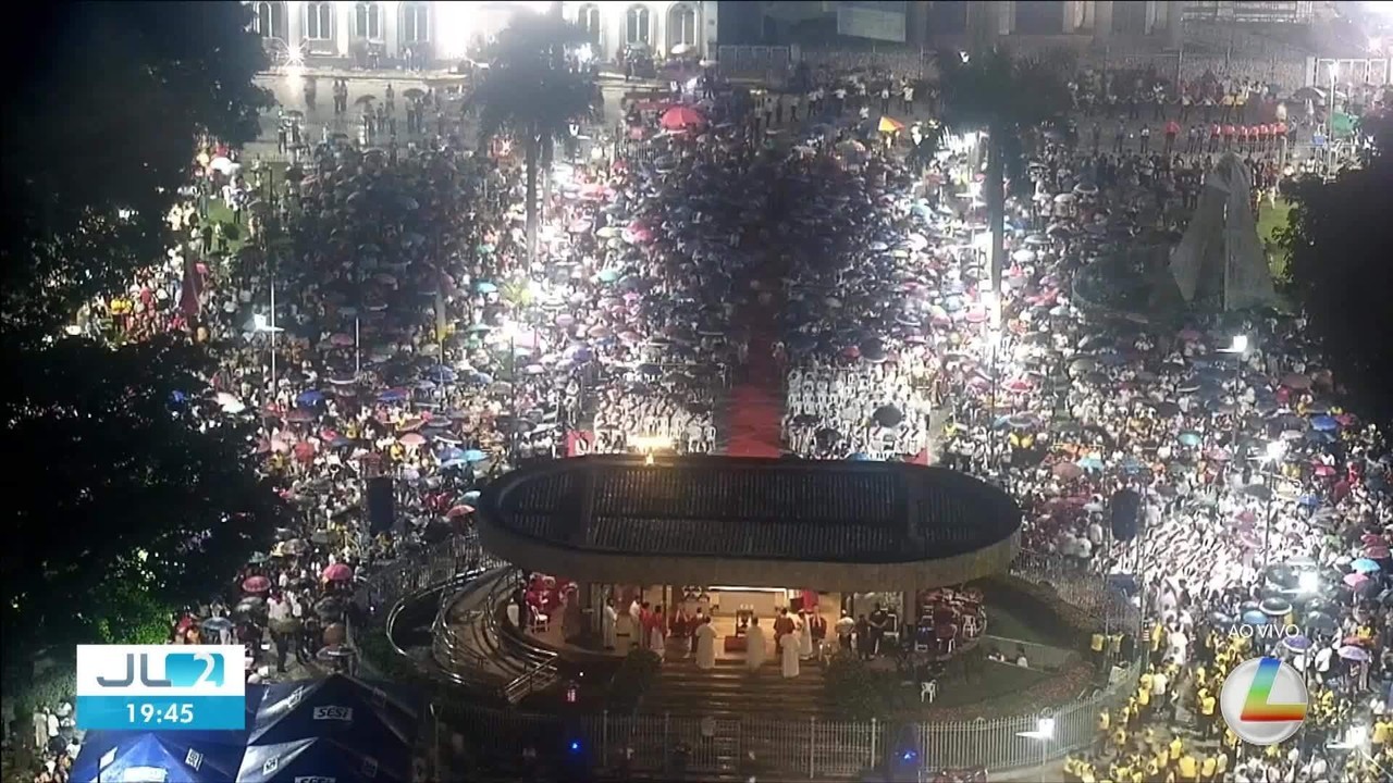 Vigília de Pentecostes reúne fiéis na Praça Santuário em Belém