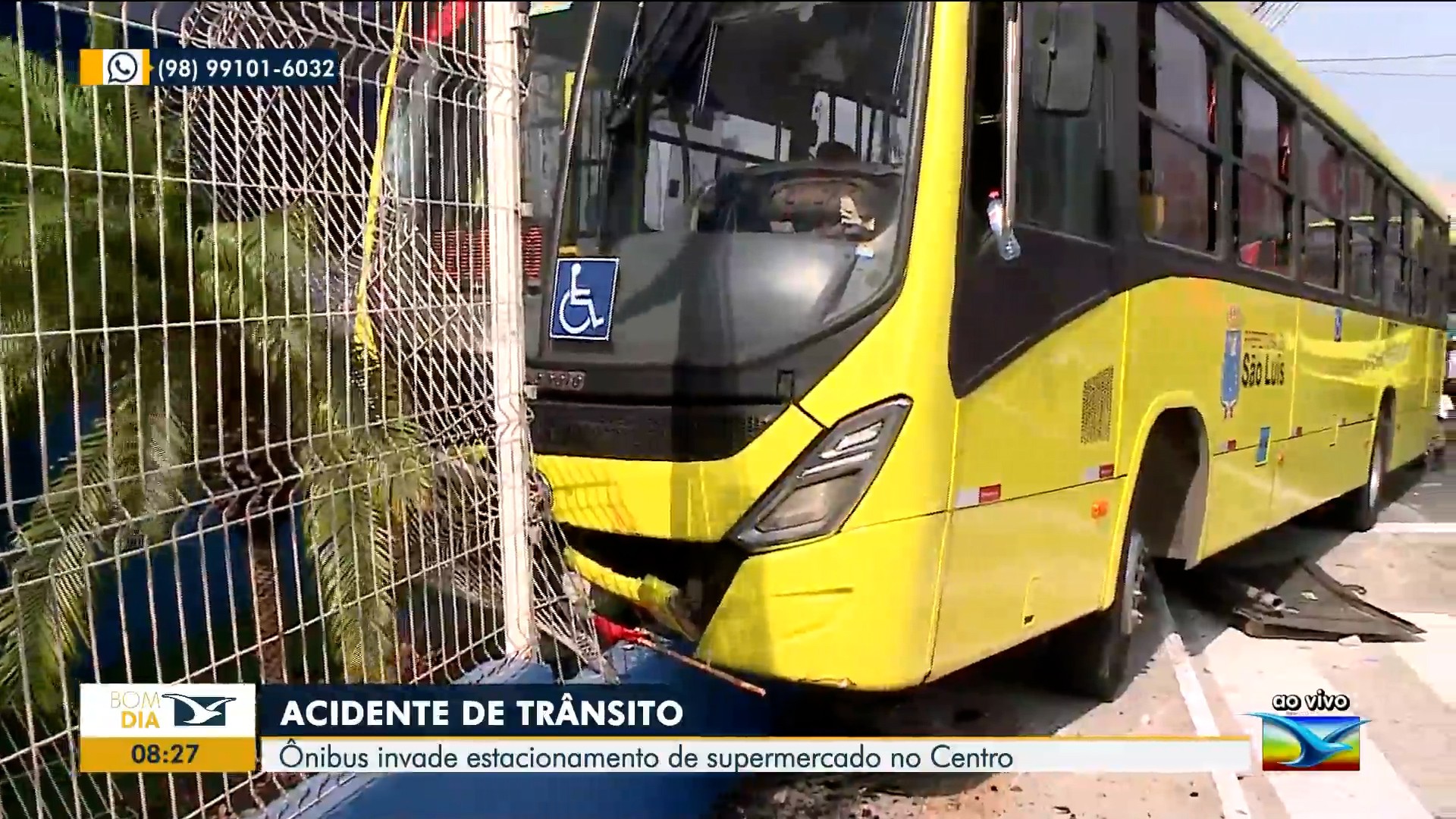 Ônibus invade calçada, atinge pedestre e colide contra muro de supermercado, em São Luís