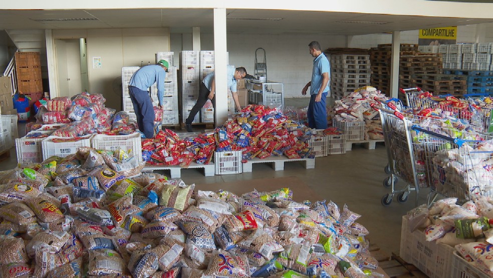 20 toneladas de alimentos arrecadados no Show Histórias serão doados ao RS — Foto: Reprodução/TV Anhanguera