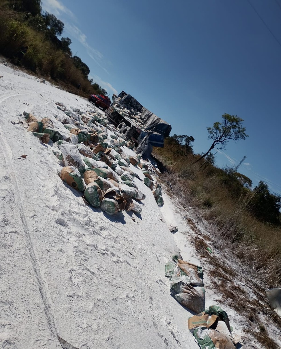 Carga de f&eacute;cula de mandioca espalhada pela MGC-497, ap&oacute;s batida entre carretas pr&oacute;ximo ao bairro Pequis em Uberl&acirc;ndia &mdash; Foto: Redes Sociais/Reprodu&ccedil;&atilde;o