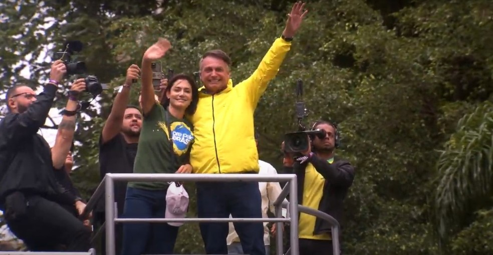 Bolsonaro e Michelle Bolsonaro em ato na Paulista a favor da anistia — Foto: Reprodução/Redes sociais