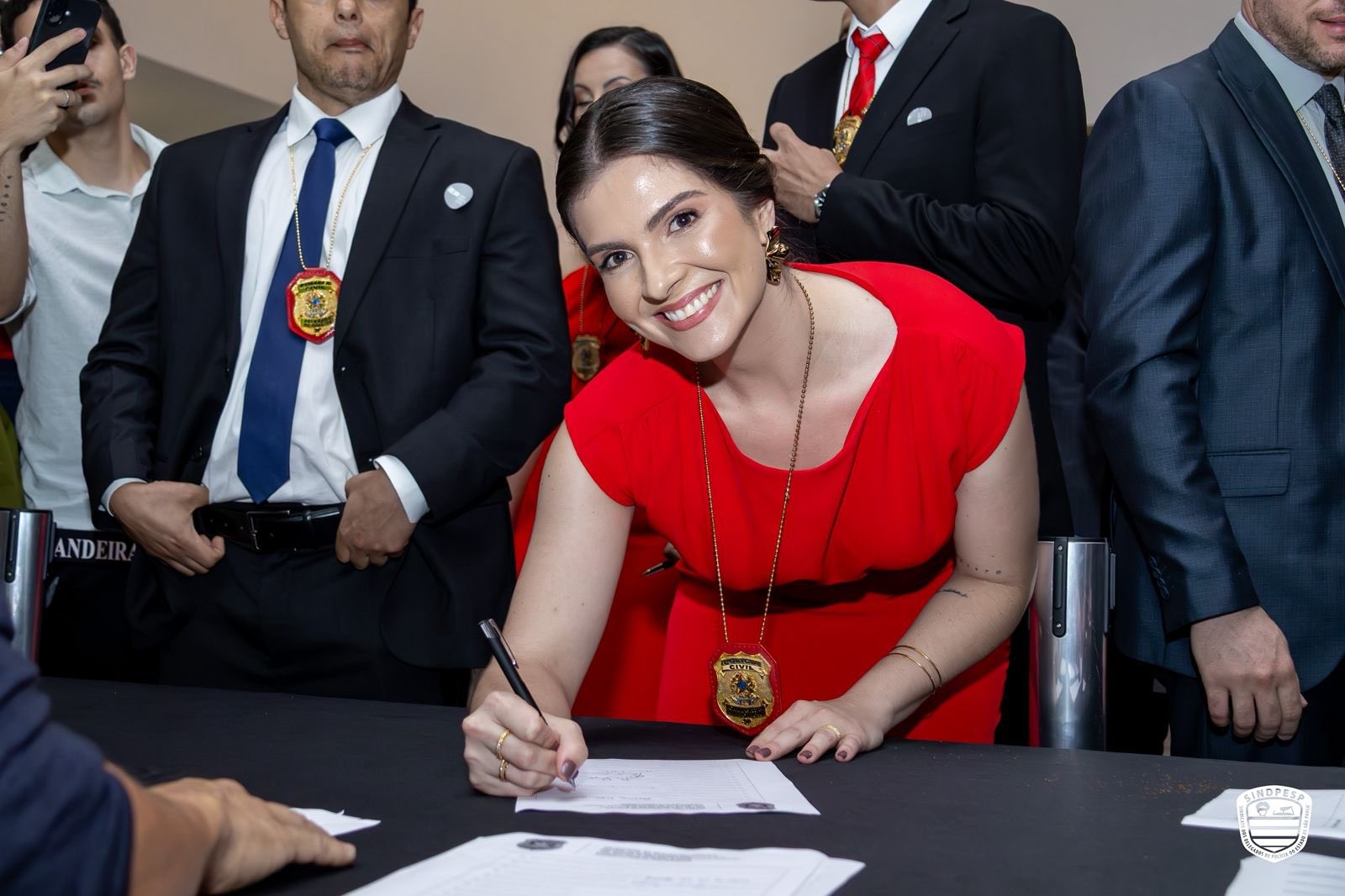 Delegada recém-formada sofre ataques machistas nas redes sociais após publicar foto de cerimônia de posse em SP