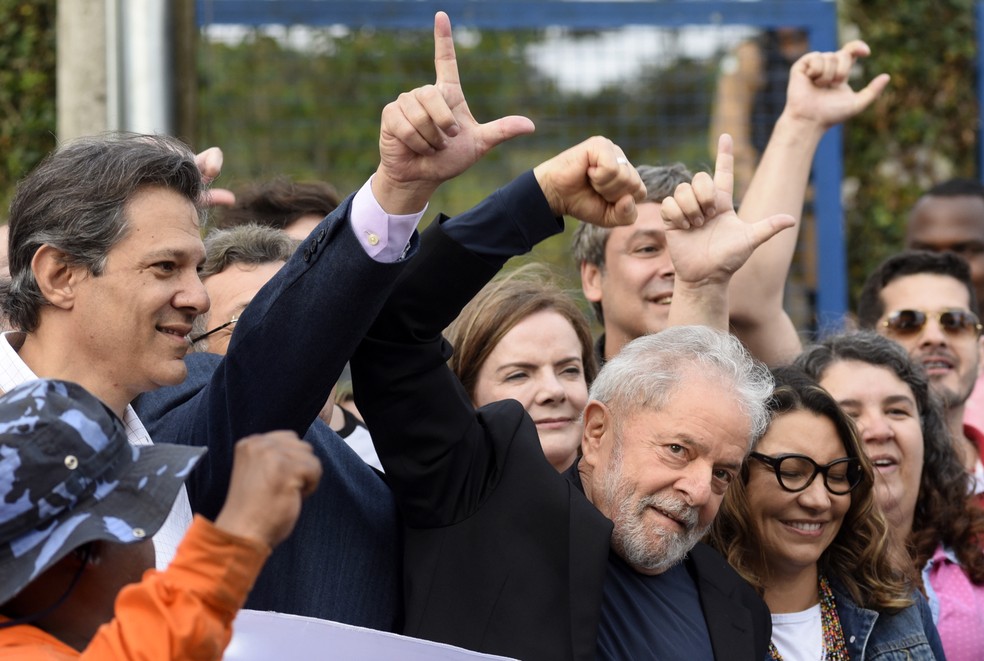 O ex-presidente Lula após ser libertado da prisão, em Curitiba — Foto: Henry Milleo/AFP