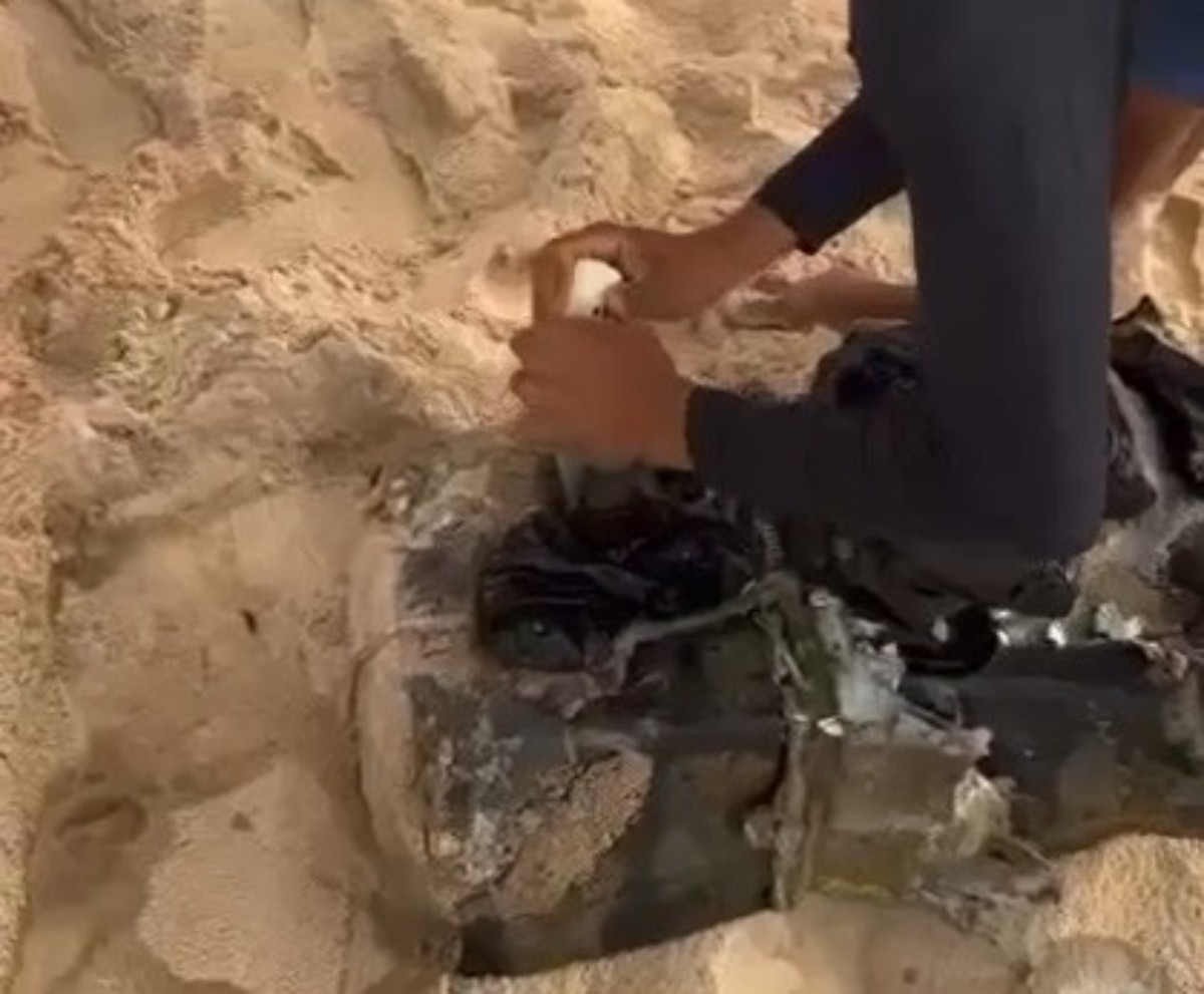 Vinte e cinco tabletes de cocaína são encontrados em faixa de areia de praia na Bahia