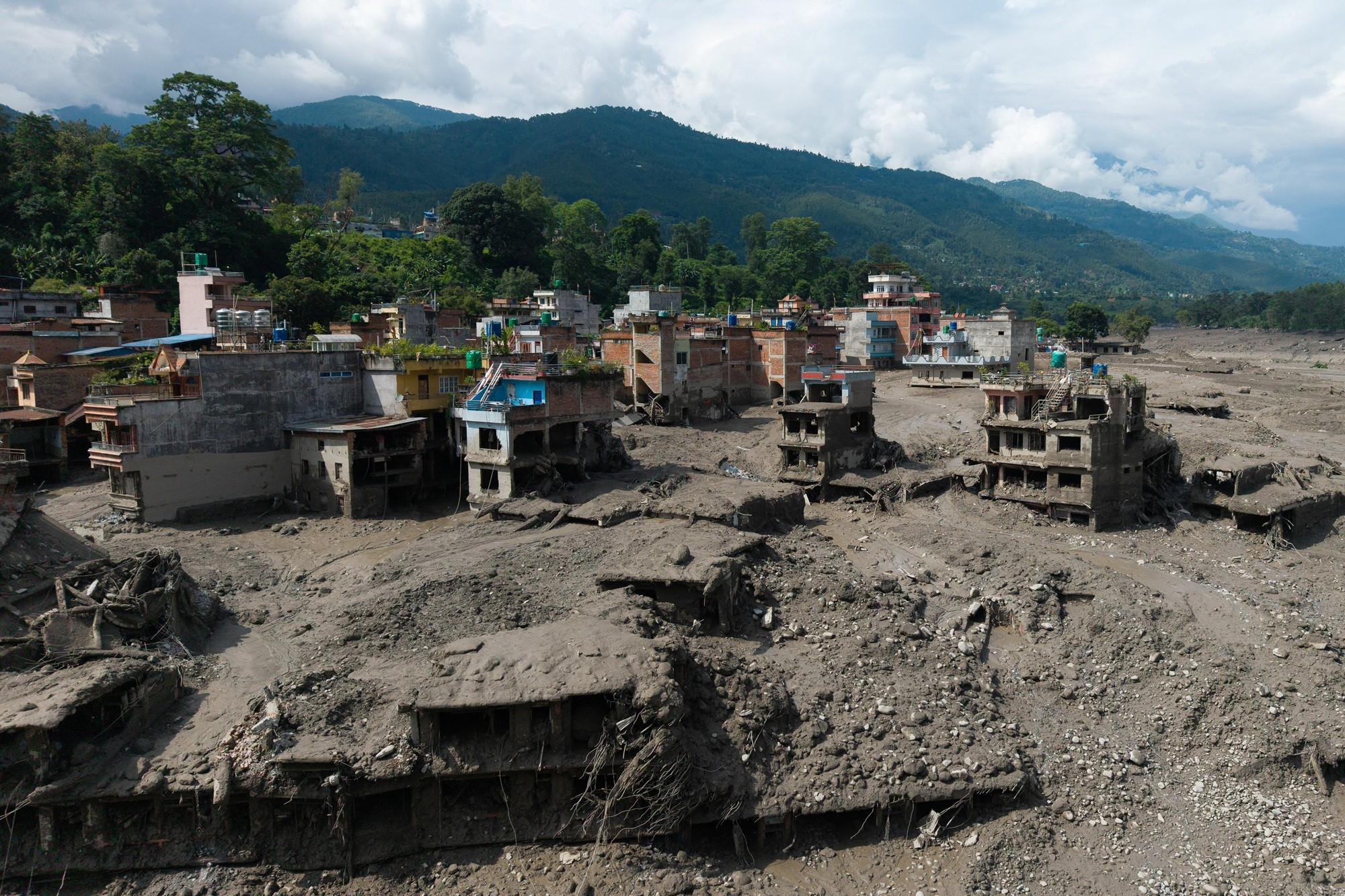 Pessoas de mais de 30 países estão desaparecidas após avalanche no Nepal e na China