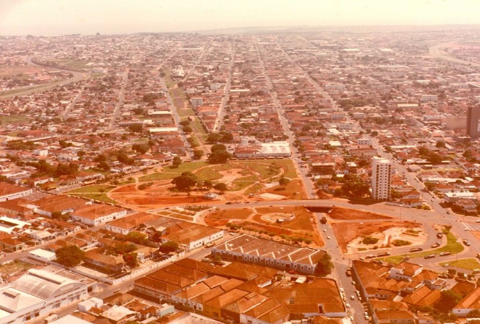 Vista A&eacute;rea da Pra&ccedil;a S&eacute;rgio Pacheco no momento de sua reformula&ccedil;&atilde;o &mdash; Foto: Reprodu&ccedil;&atilde;o/Arquivo P&uacute;blico de Uberl&acirc;ndia