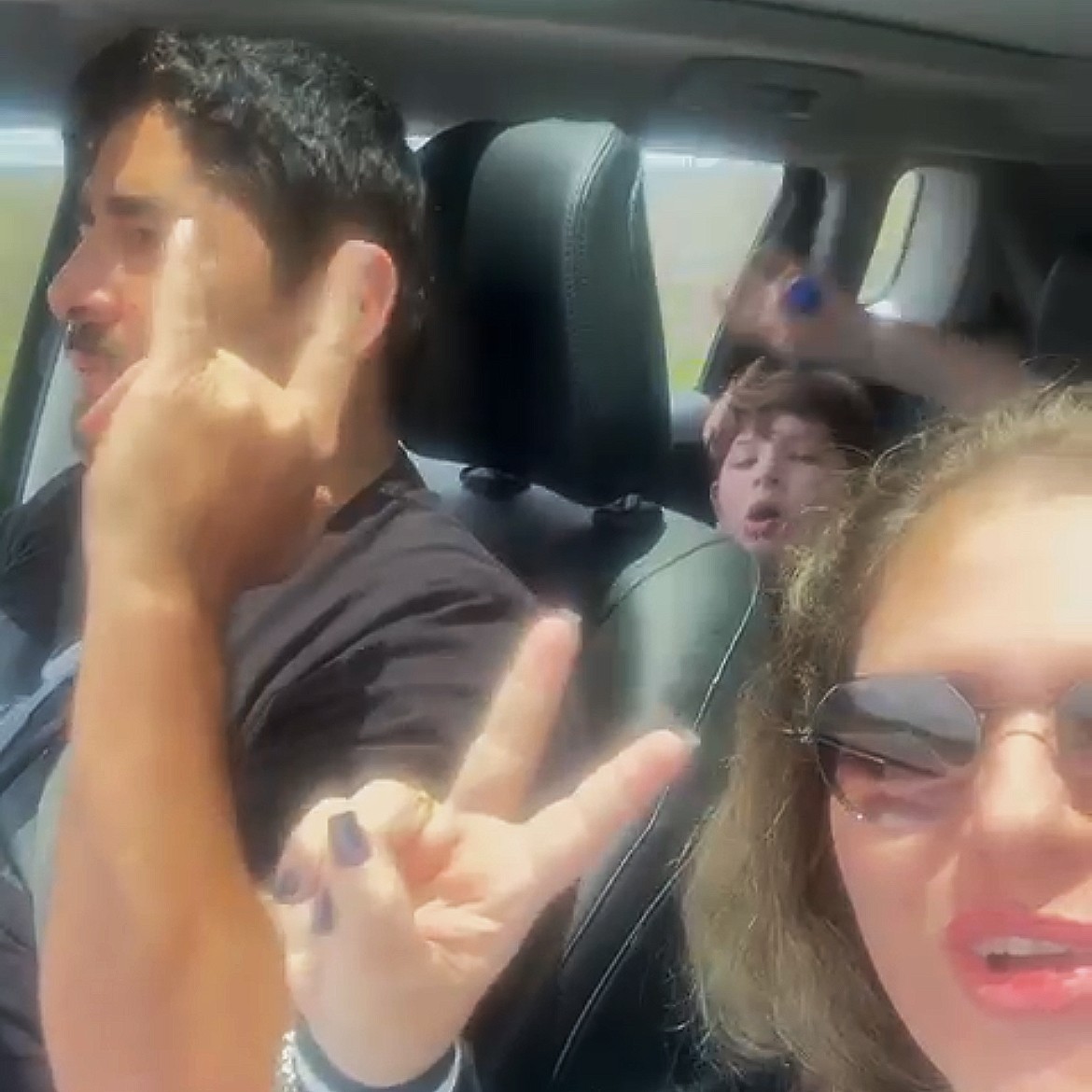 Após ter voo cancelado, família encara 20 horas de viagem de carro para ver Guns N' Roses: 'Foi um presente para nosso filho'