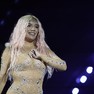 Popstar latina enfileira recordes, mas ainda pena para conquistar maior mercado da América do Sul. Performance no festival deve incluir tubarão gigante, pulseirinhas de luz e convidados. 