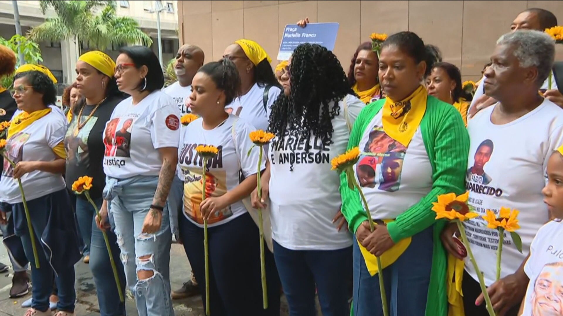 Protesto em frente ao TJ-RJ pede justiça horas antes do julgamento de Lessa e Queiroz; grupo usa cartazes e girassóis