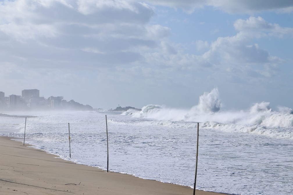 Por conta do mar agitado, banhistas não se arriscam na praia do Leblon — Foto: José Raphael Berredo/g1