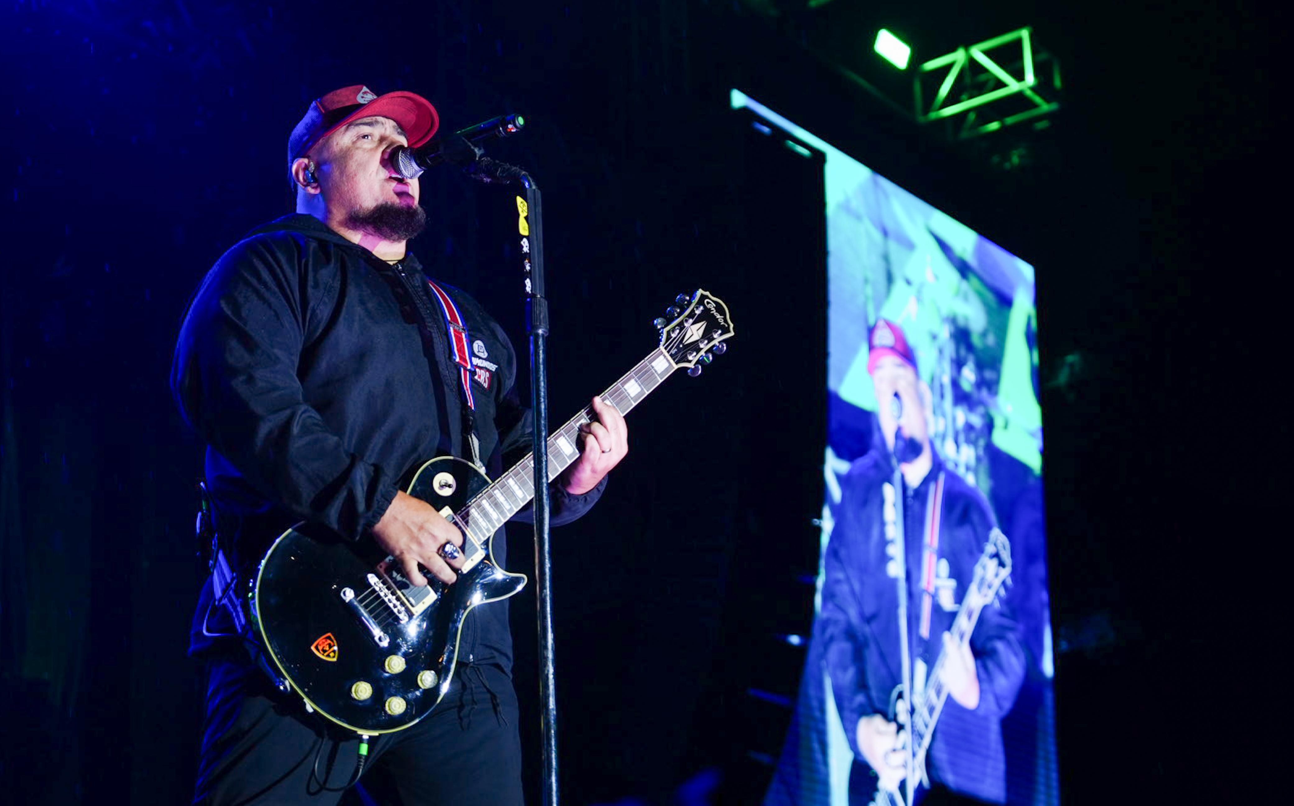 Debaixo de chuva, Raimundos comemora 30 anos de carreira em show com clássicos no Rock Fest SBO