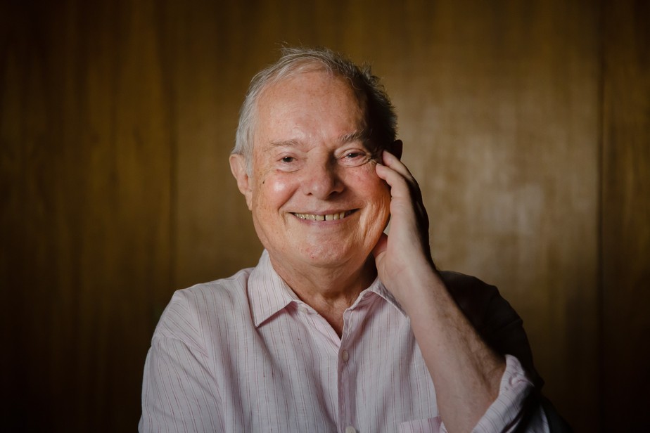 Francis Hime expõe a maestria como compositor em álbum instrumental de piano solo 