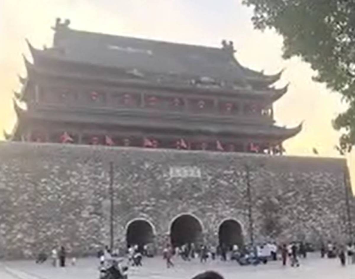 É #FATO: Telhado 'desmorona' em torre de 650 anos na China 15 meses após reforma; VÍDEO