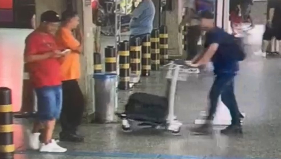 Suspeitos presos com mala com cocaína em Guarulhos — Foto: Reprodução